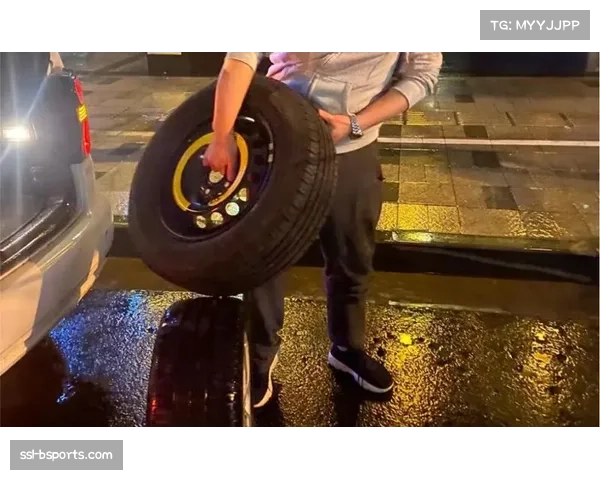 阿尔伯特公园，车手们在维修区通道躲避水洼